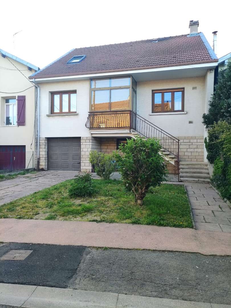 Maison 4 ch. double garage & piscine chauffée