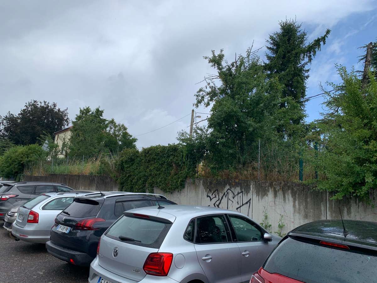 Terrain constructible clos et plat
