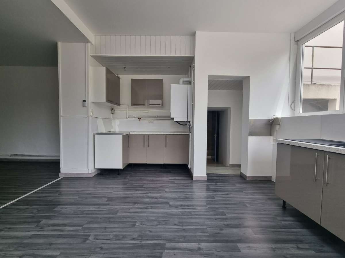 À louer   Appartement T5 de 98 m2 en rez-de-chaussée avec terrass