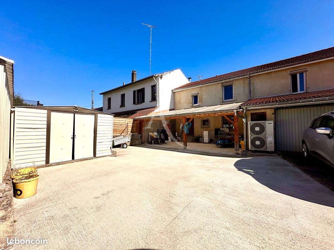 Maison de village avec gros volumes