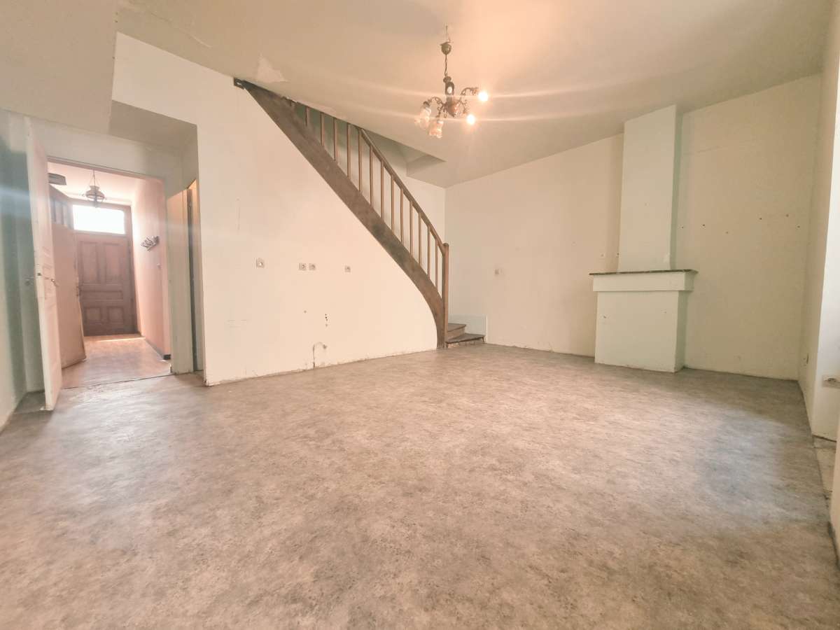 Maison mitoyenne 97 m2 avec grange, cour et jardin Terrain 863 m2