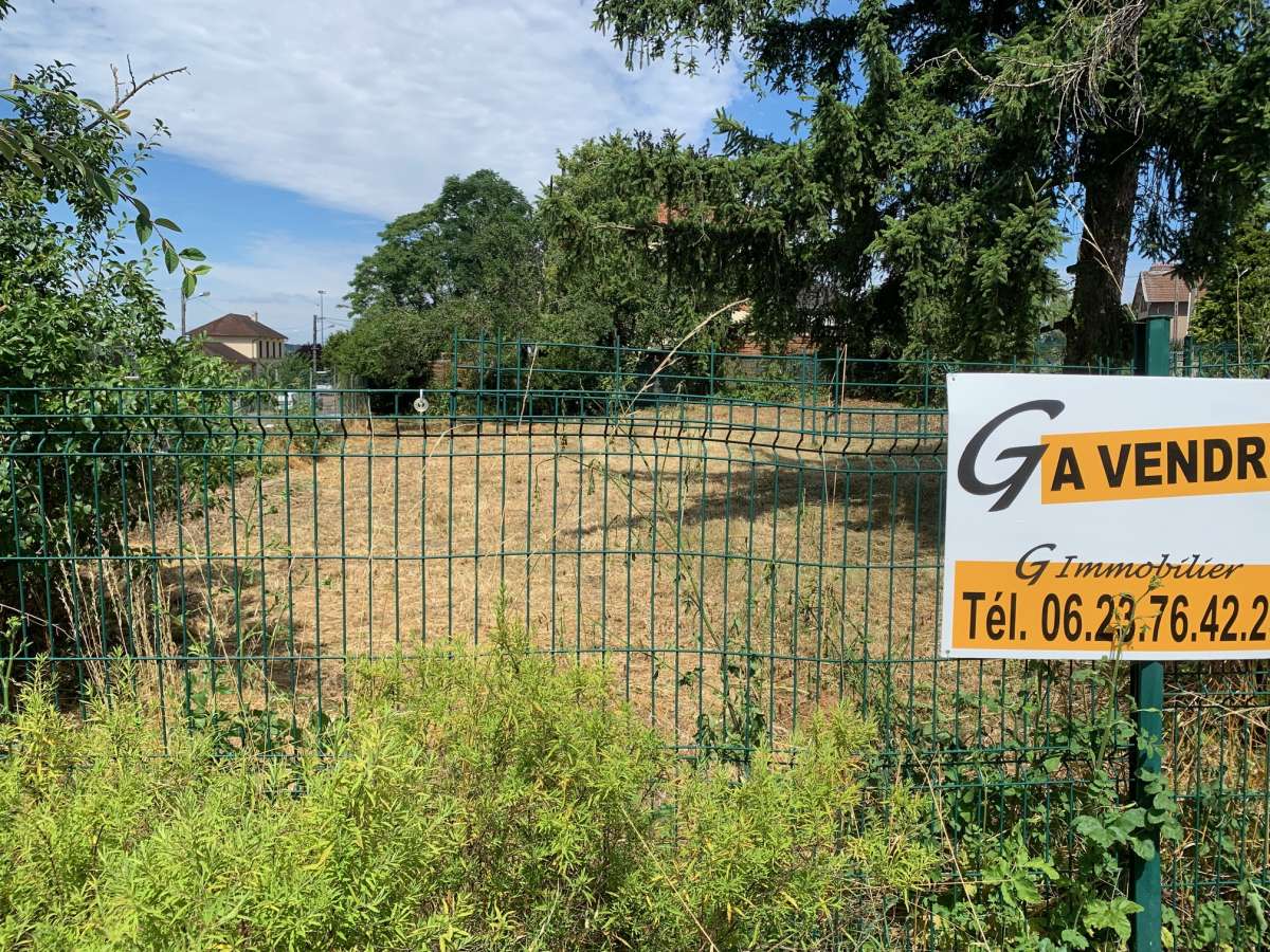 Terrain constructible clos et plat