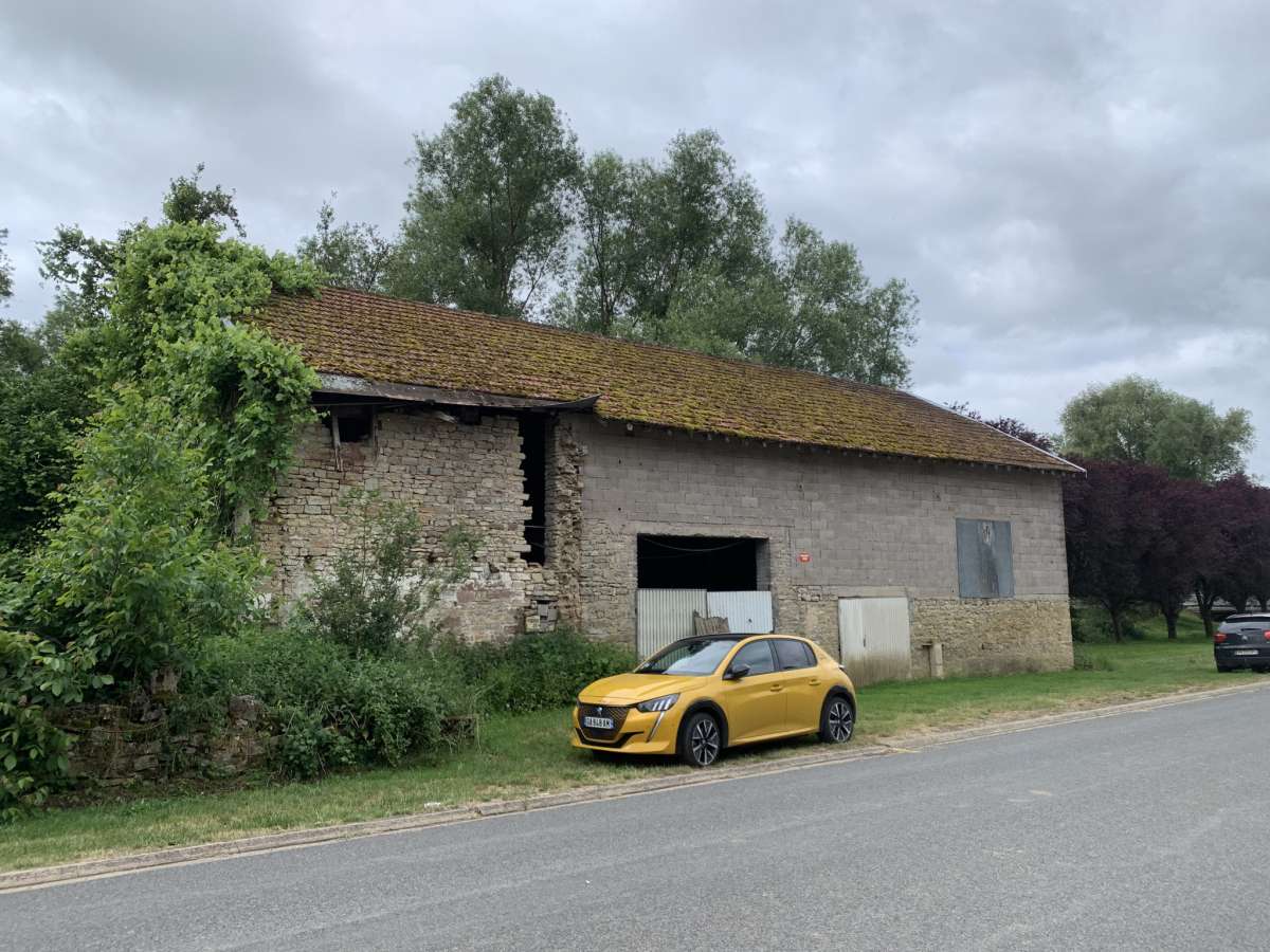 Batisse de 200 m2 + terrain constructible de 1000 m2 en bordure de Verdurette