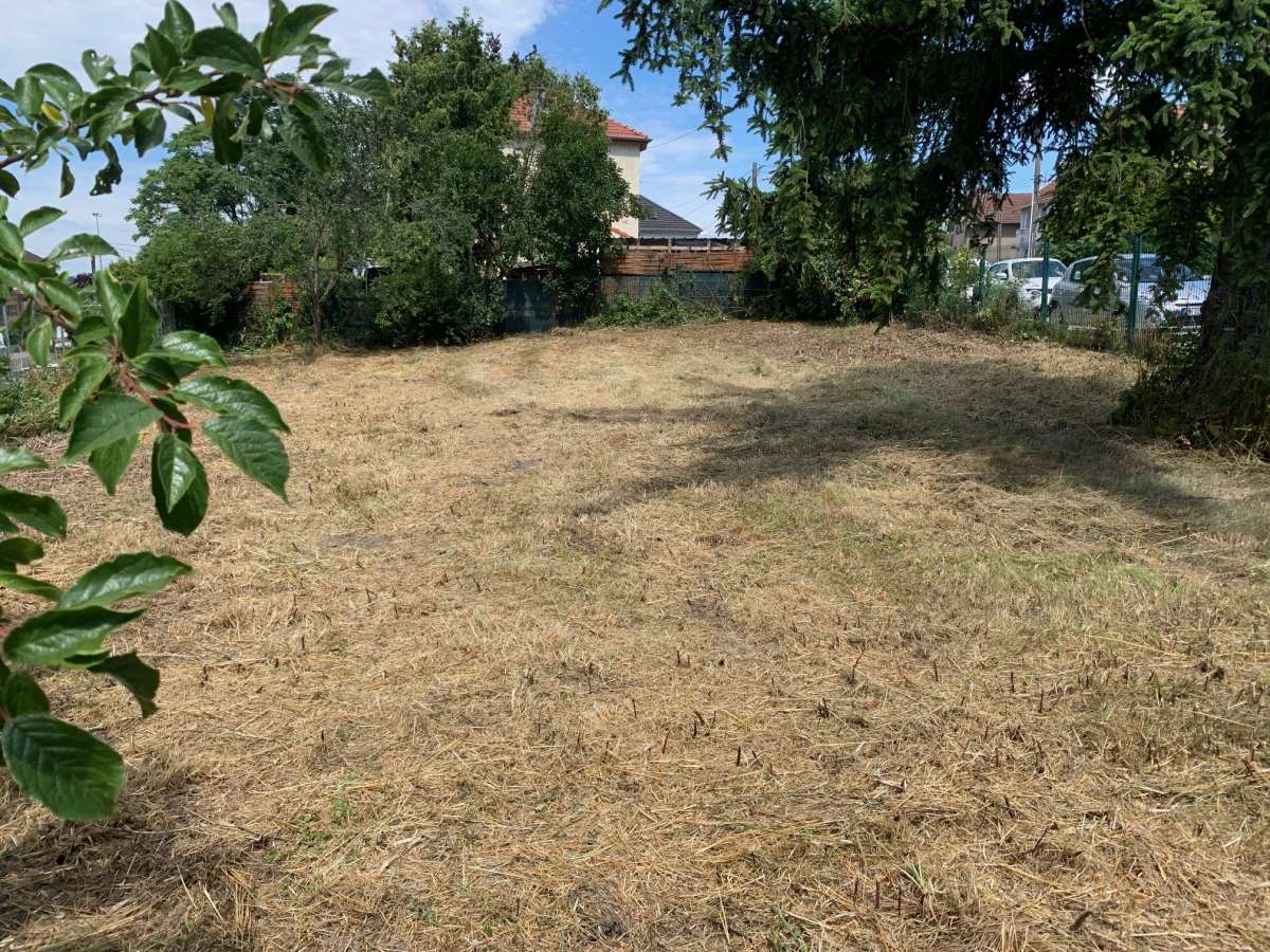 Terrain constructible clos et plat