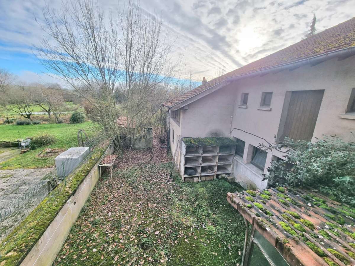 Maison mitoyenne 180 m2 avec grange et jardin   Terrain 714 m