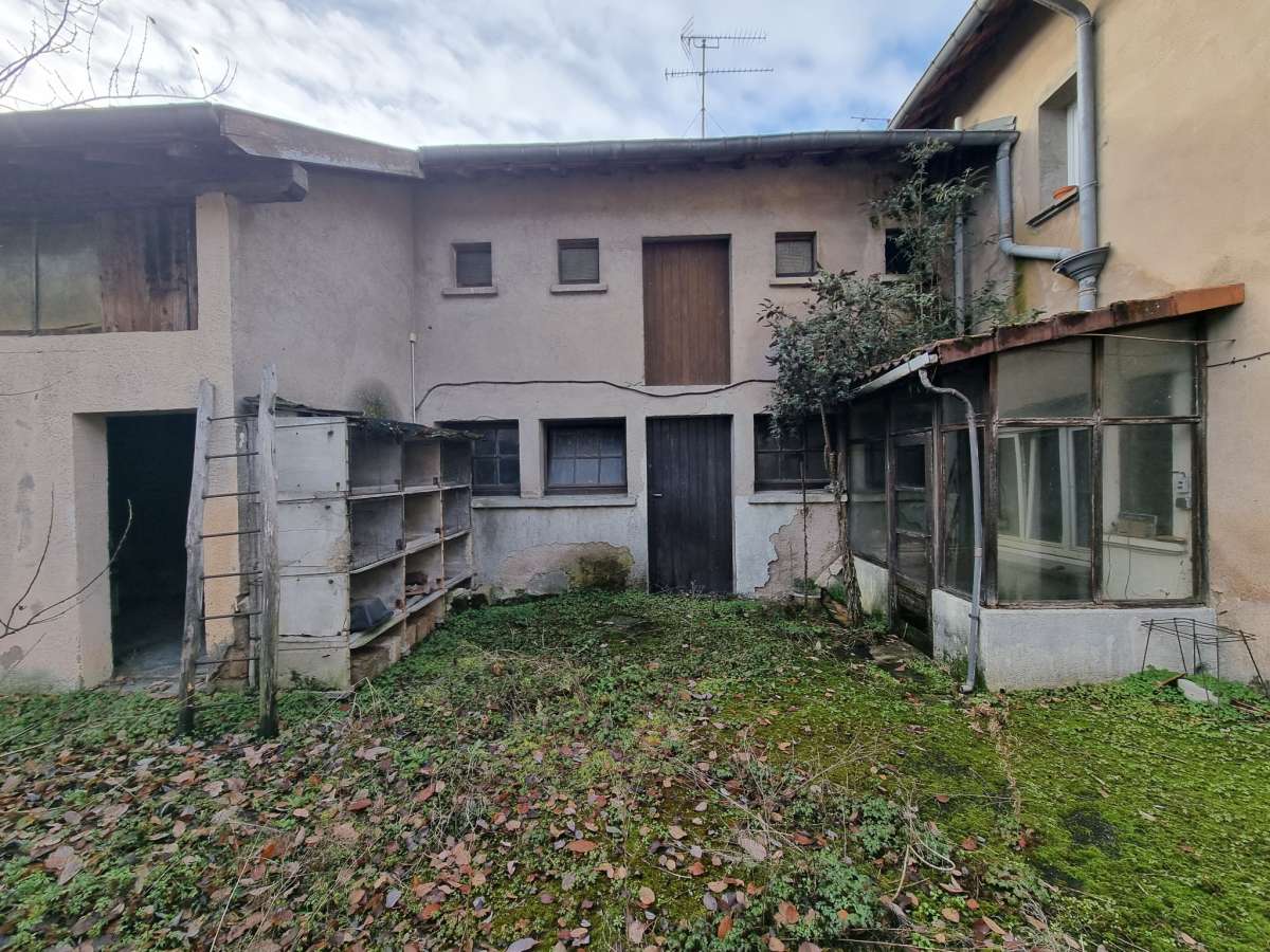 Maison mitoyenne 180 m2 avec grange et jardin   Terrain 714 m