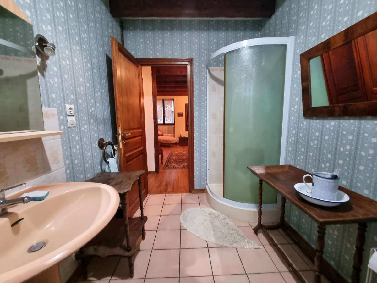 Maison 100 m2 avec local commercial & appartement