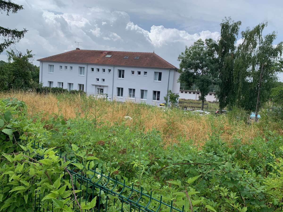 Terrain constructible clos et plat