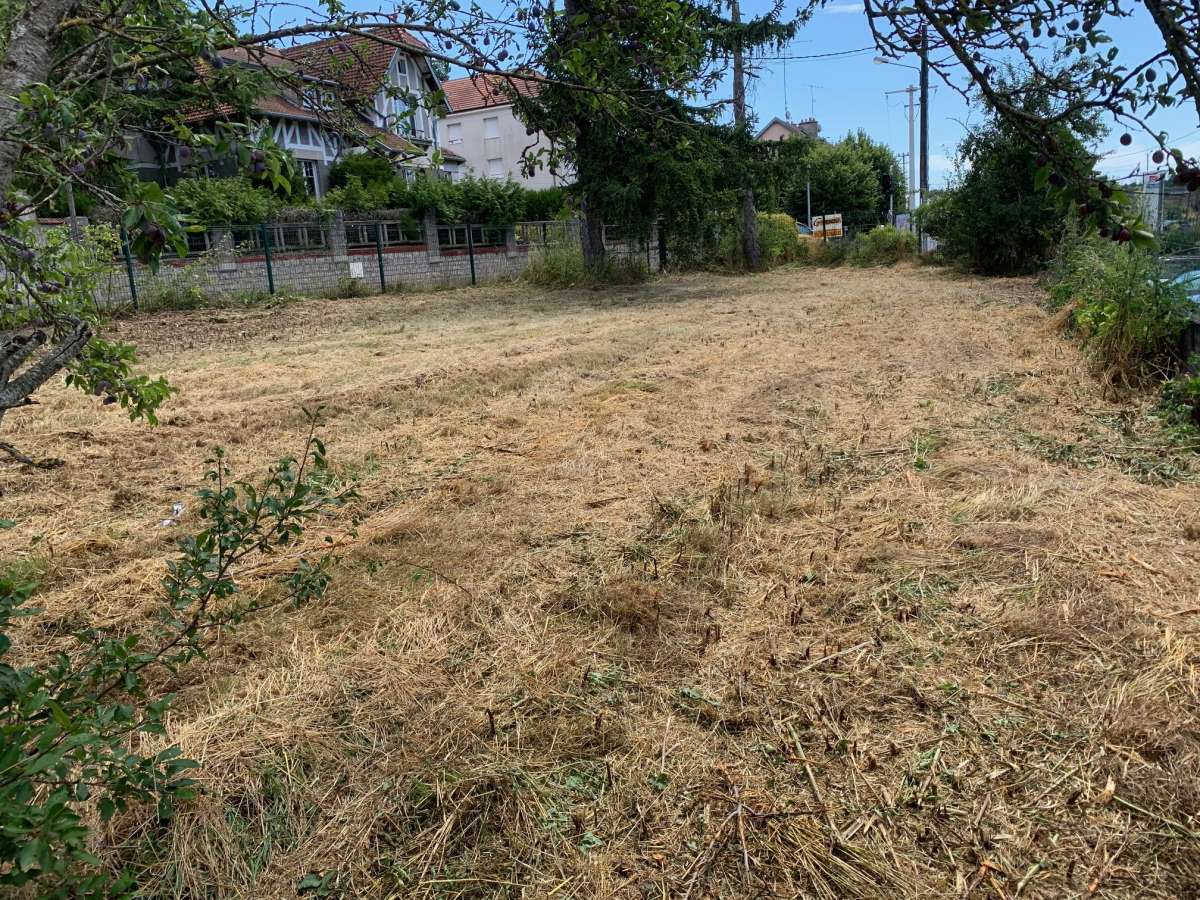 Terrain constructible clos et plat