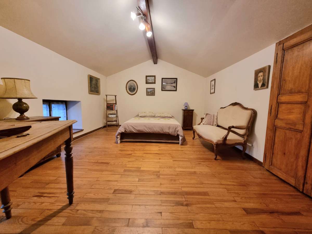 Maison 100 m2 avec local commercial & appartement