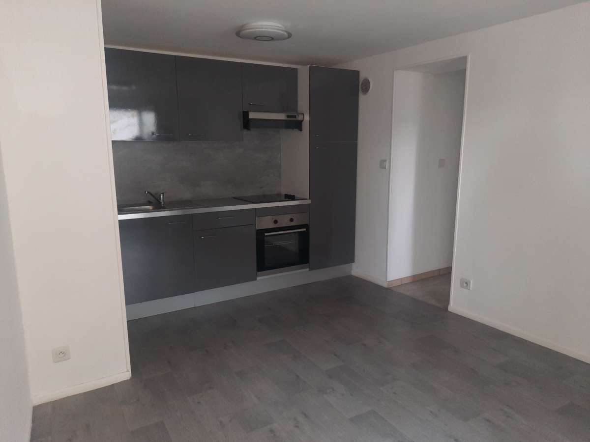 F2 très bon état Faubourg 3 maisons